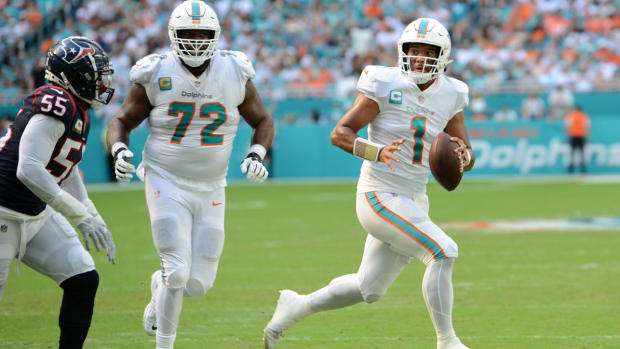 MIAMI GARDENS, FL - NOVEMBER 27: Miami Dolphins QB Tua Tagolvailoa (1) looks for an open man as Terron Armstead tries to block during the game featuring the Houston Texans and the Miami Dolphins on November 27, 2022 at Hard Rock Stadium in Miami Gardens, FL. (Photo by John Rivera/Icon Sportswire) NFL, American Football Herren, USA NOV 27 Texans at Dolphins Icon426221127022  